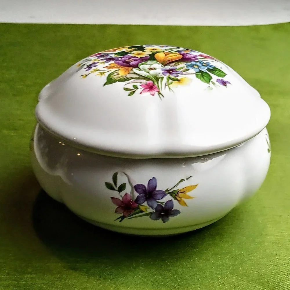 San Francisco Music Box Co. Floral Scallop Rim Box